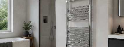 Sijoč lestveni radiator na steni sodobne kopalnice.